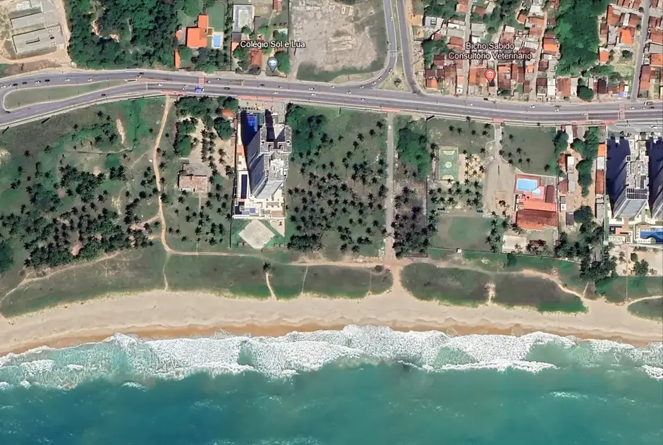 Vista aérea do terreno do Algarve Residence na beira-mar de Guaxuma, Maceió