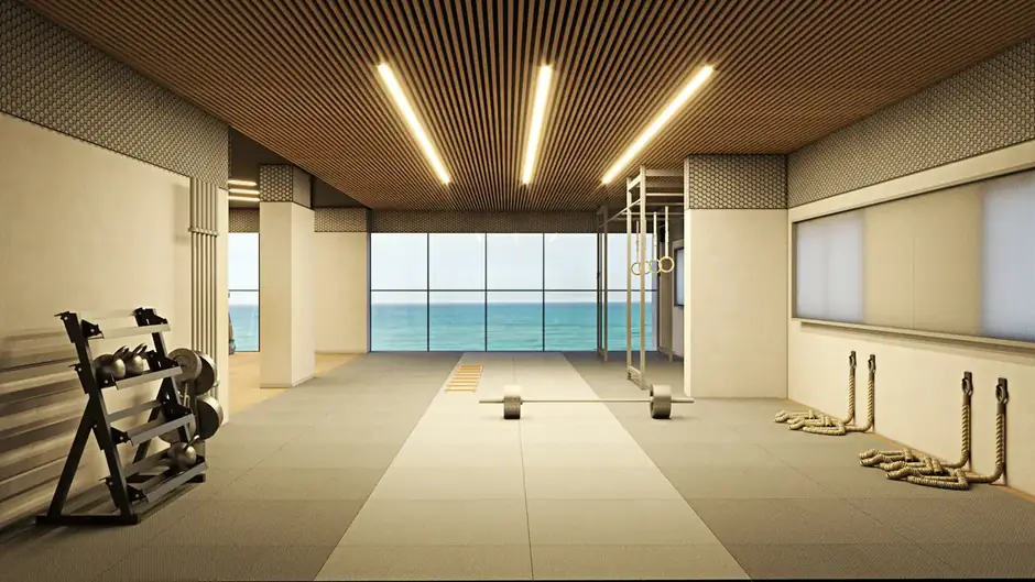 Sala de cross training com racks, halteres e teto ripado