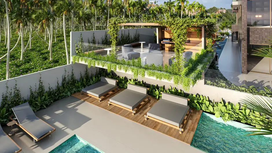 Lounge com espreguiçadeiras ao lado da piscina, entre palmeiras
