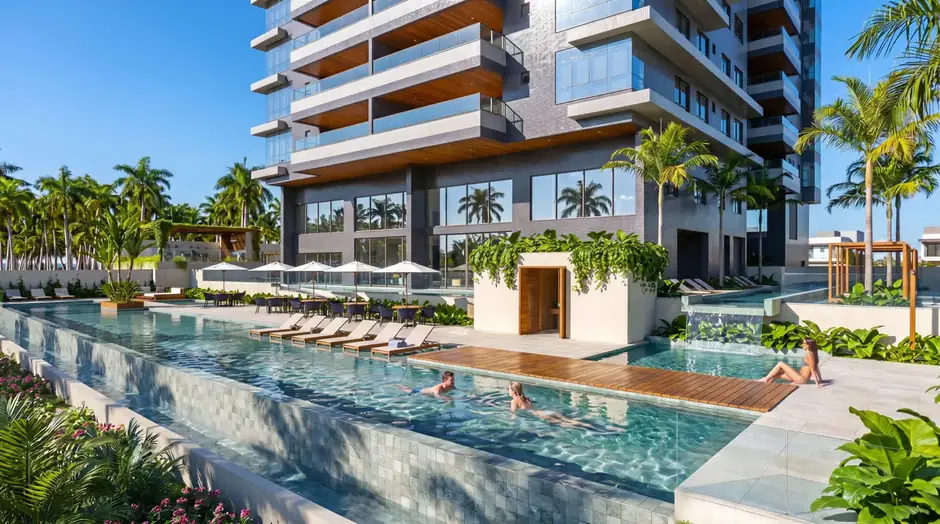 Complexo de piscinas do Algarve Residence, com deck, espreguiçadeiras e a torre ao fundo