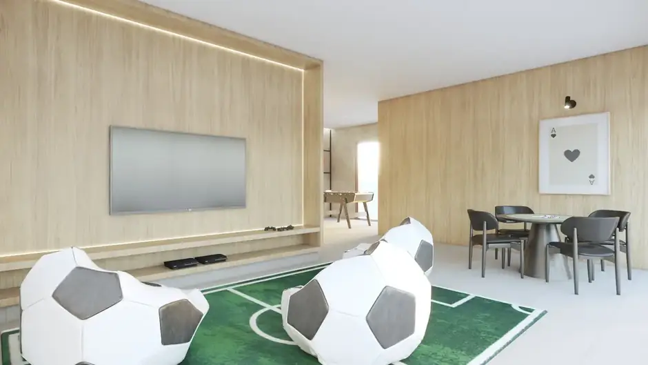 Sala de jogos com mesa de sinuca, pebolim e painel decorado